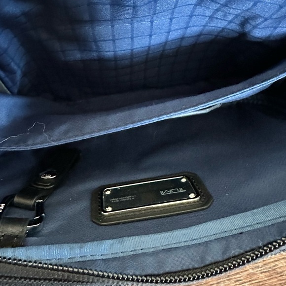 Tumi messina arrive utility pouch (cross body) - Picture 5 of 12